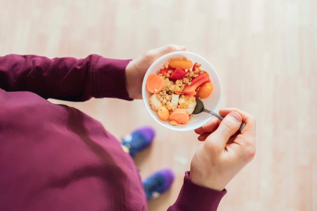 Athletic man eating healthy vegetable salad